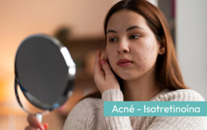 Mujer joven que trata con isotretinoína el acné